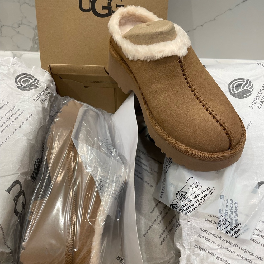 UGG New Heights Suede Cozy Clogs 9B New In Box
